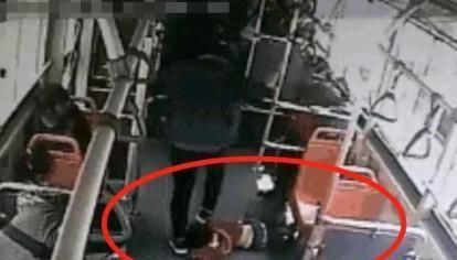 无效|男孩公交车上多次故意踢踹乘客,教育无效后,男子的反击太残忍