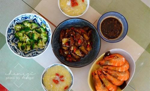 朋友圈|儿子读大学,老两口的极简3餐,走红朋友圈,网友:认真生活真好