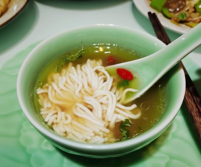  薯粉圆子|晚餐3人5 菜1汤，很素全都光盘，朋友说：回家吃饭真好