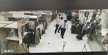 丢在|小伙优衣库偷了4件衣服3双袜子逃离，没想到手机却丢在了店里
