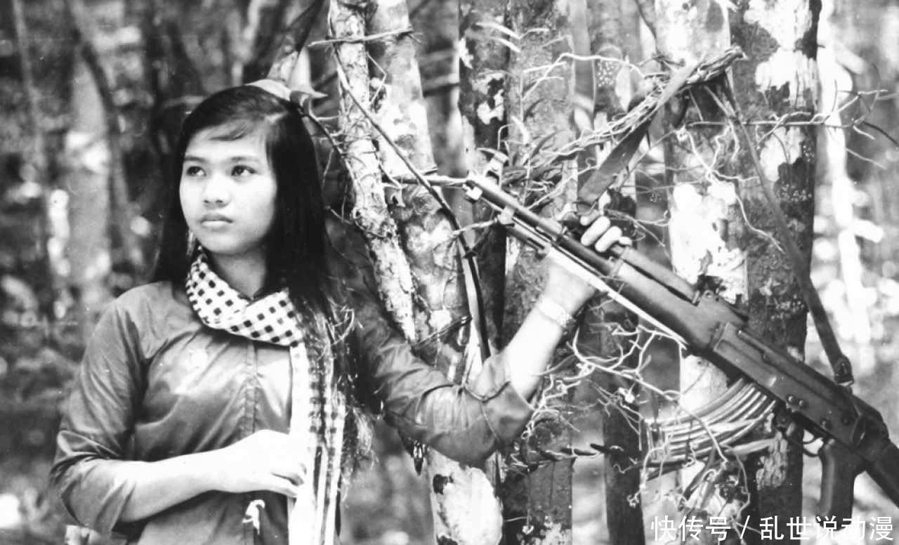 受降仪式|历史上过目难忘瞬间:在故宫签投降书的日军,图8在抗美援朝中用手枪开啤酒