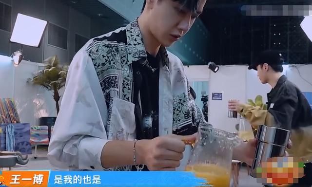  粉丝|《街舞3》给队长“漏水”杯子，粉丝怒扒真相，节目组太不用心