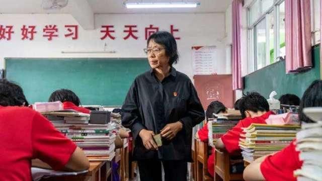 大山|张桂梅在大山创办免费高中，目前总计1645名学生毕业，上线率100％