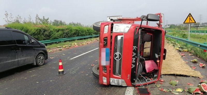  货车|现场曝光！滁新高速一货车爆胎，满地西瓜，一片狼藉！