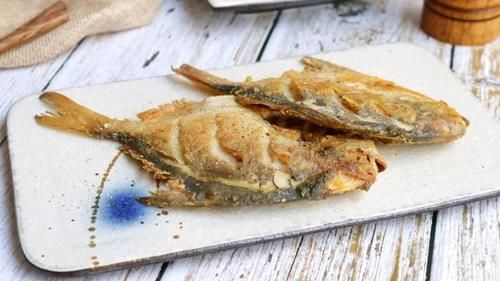  保证|鲳鱼这样煎又酥又香，保证皮不破肉不散，老公喜欢的下酒菜