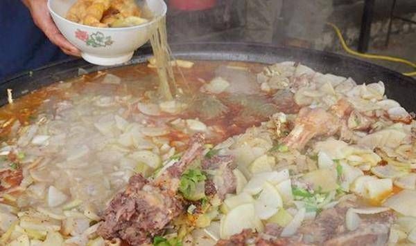 顾客|爷爷街边卖8元管吃饱,顾客这良心价格,给多2块也没事