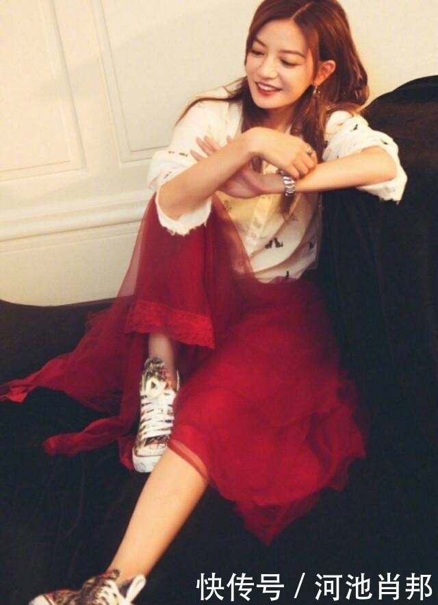 少女|42岁赵薇活动竟换少女风,穿红色纱裙配涂鸦帆布鞋,依旧少女样