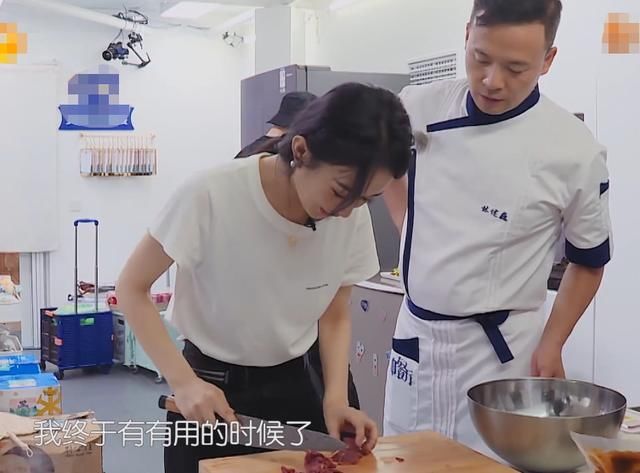  空调|“宝妈”赵丽颖对准空调口切菜，看清身后李浩菲举动，我路转粉了