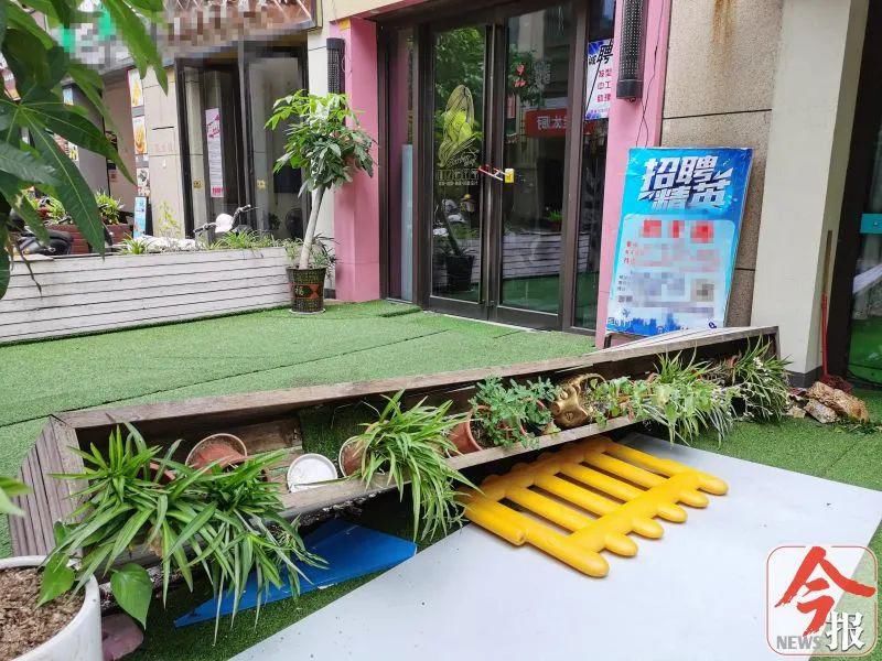  刺伤|突发！柳南万达美发店老板被刺伤，血流满面冲进奶茶店求助