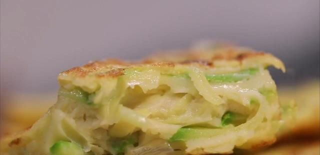 老少皆宜|早餐饼西葫芦鸡蛋饼,味道鲜美,老少皆宜,做法简单又省事、快捷