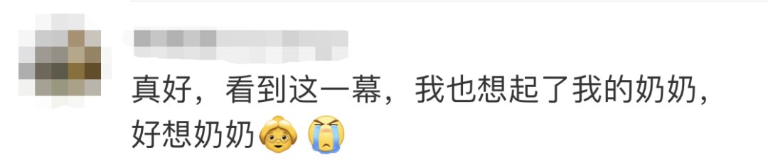 秋天|斑马线上相差60岁的牵手，温暖了这个秋天