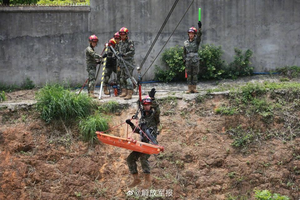 尖兵出动！武警官兵应急救援演练