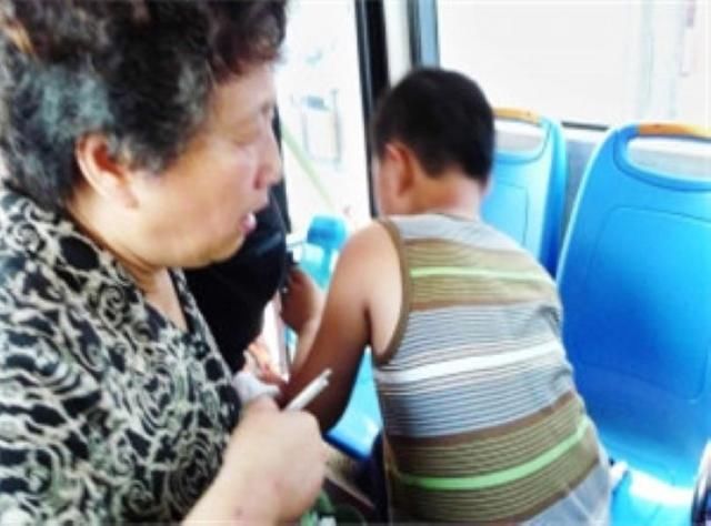 让座|小学生给老奶奶让座，书包忘拿被老奶奶直接扔在地上，孩子哭了