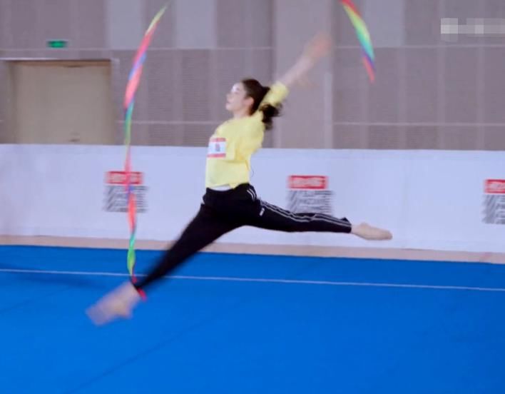  艺术体操|张艺凡艺术体操训练，细看她的舞蹈动作，基本功如何一眼看出