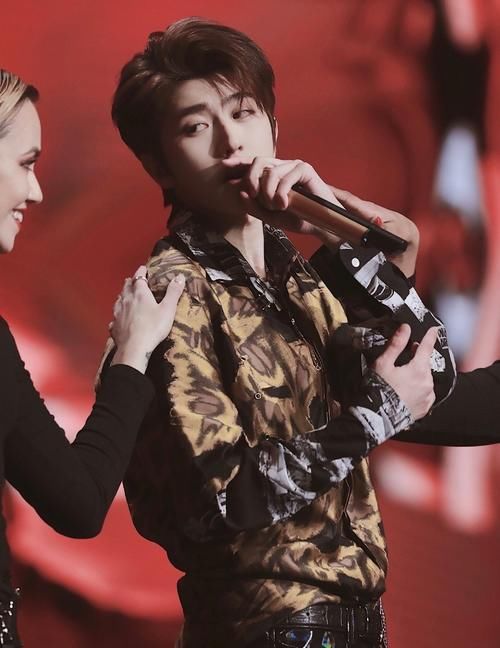  舞台|蔡徐坤亮相姐姐成团夜，舞台上大胆和伴舞亲密互动，粉丝暴风哭泣