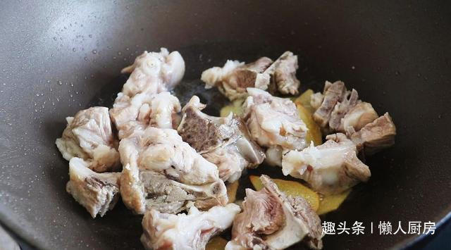 辣酱|想吃肉了,做了一道土豆炖排骨,配上韩式辣酱,太下饭了