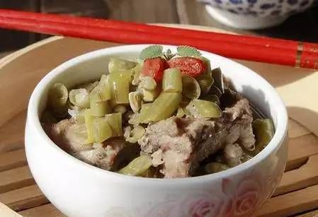  美食|精选美食: 酸豆角排骨、红烧牛肚皮、跳汁千层蹄、江南荠菜粉皮的做法