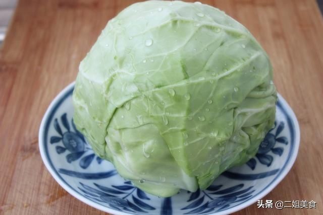 做出来的手撕包菜|做手撕包菜，可不是光炒包菜那么简单，教您一招，包菜脆嫩爽口