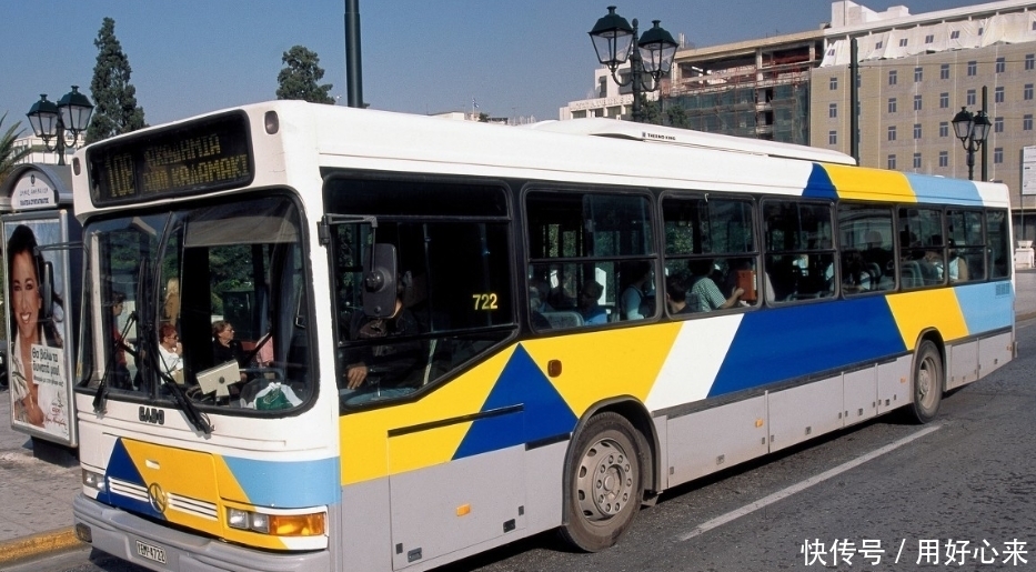 下车|女子坐公交睡着了,下车后总感觉不对劲,捋了一下头发后马上报警