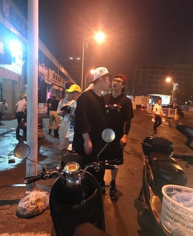  邓超晒出|邓超晒新照透露新综艺《哈哈哈哈哈》嘉宾，打工赚钱众人累到瘫软