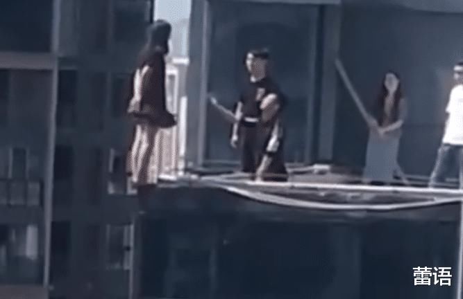 女孩|年轻女孩站30层楼顶欲轻生,双脚大半悬空中,男友下跪磕头道歉