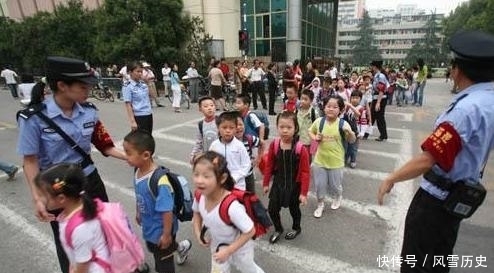 文琪|“吃你口鸡排怎么了？”，熊孩子抢走鸡排就咬，女孩：我有重感冒