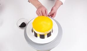  色泽|【水晶蛋糕】造型简单，色泽也很诱人，制作起来做得很漂亮