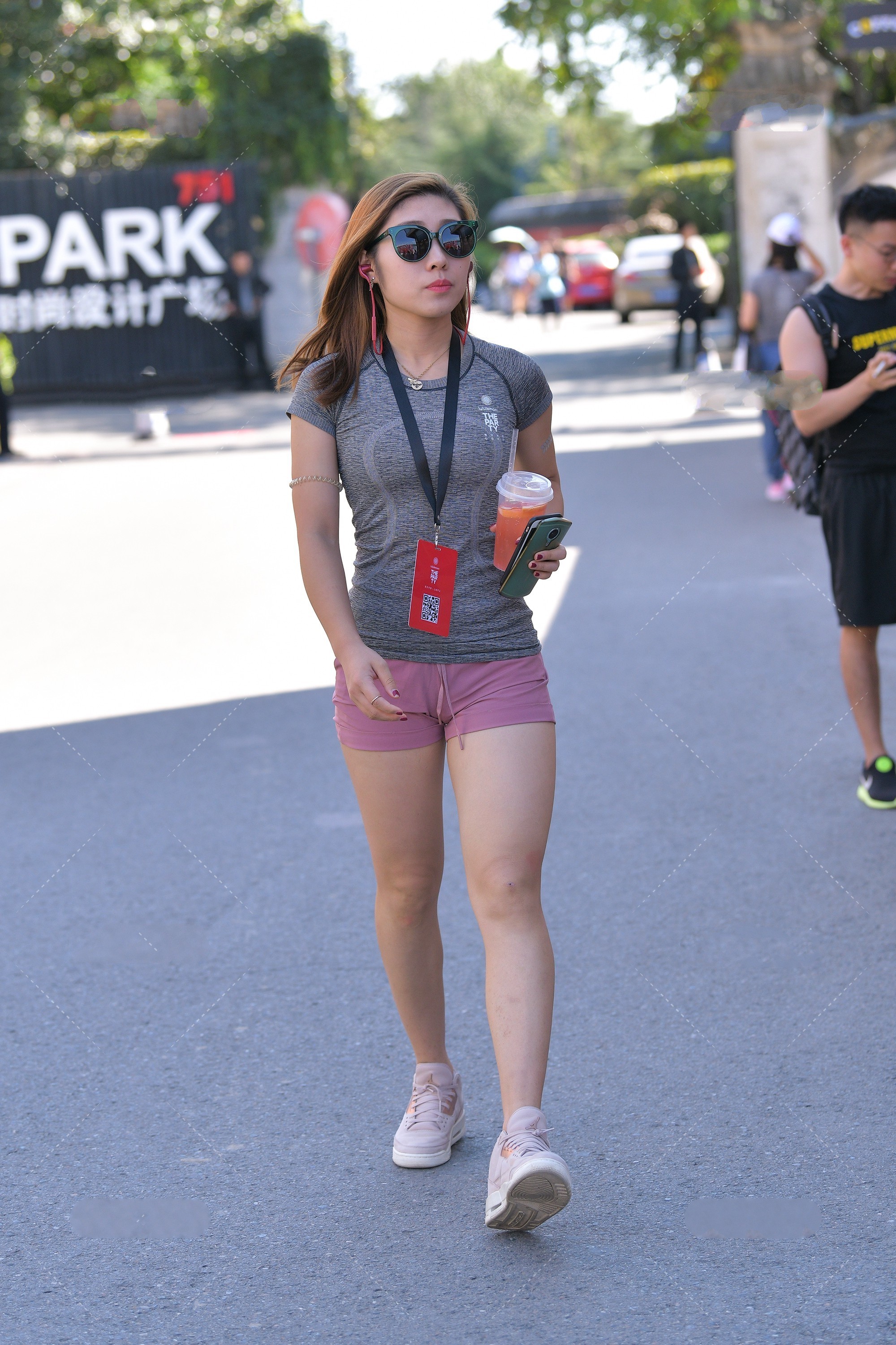  简单|深灰色短袖搭配浅粉色短裤, 款式简单, 时尚减龄