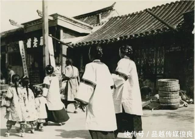 漂亮|真实老照片:晚清逛街的满族女子,第4张素颜照就挺漂亮的