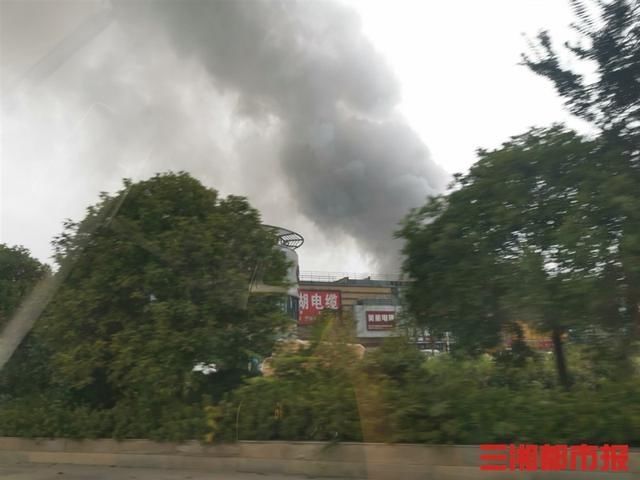  浓烟滚滚|长沙湾田国际机电仓库起火，现场浓烟滚滚