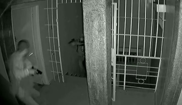 撂倒|华人男子与大批劫匪交火，叼着烟连开十枪，撂倒一人后叫警察洗地