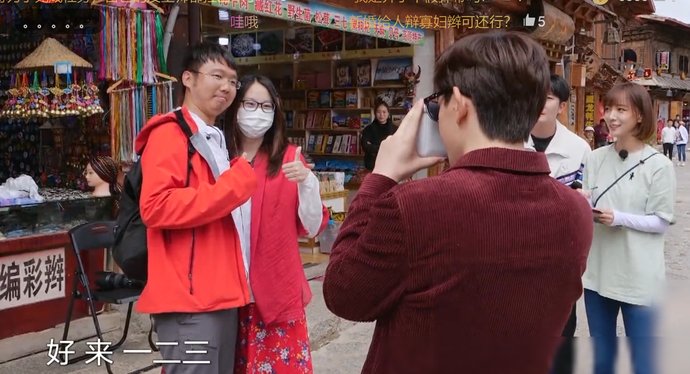  伴郎|邓伦偶遇新婚夫妻，谁注意他的反应？弹幕：咋没请我当伴郎呢