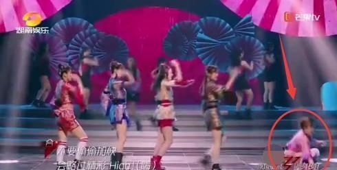  扇子|浪姐三公表演舞台，金莎扇子两次掉落，下台后崩溃大哭