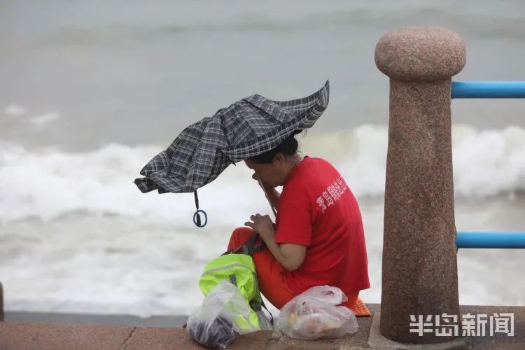 降水|青岛澳门路海边风大浪急，仍有人顶着大浪捞海冻菜