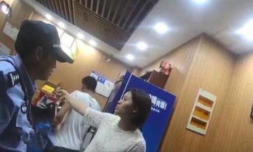 女子|男子称陪其3天就给一万块，女子听后欣然前往，结果人财两失