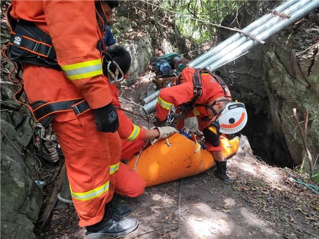  洞口|工人意外坠入洞底，消防展开生死营救