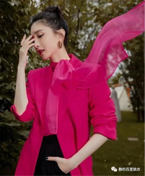  状态|江疏影状态超年轻，黄色运动背心配黑色短裤，尽显活力十足