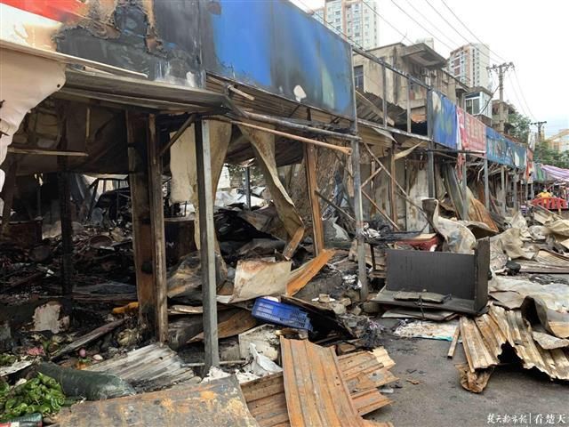  烧毁|马场角中路今日凌晨突发火灾，8间门面被烧毁