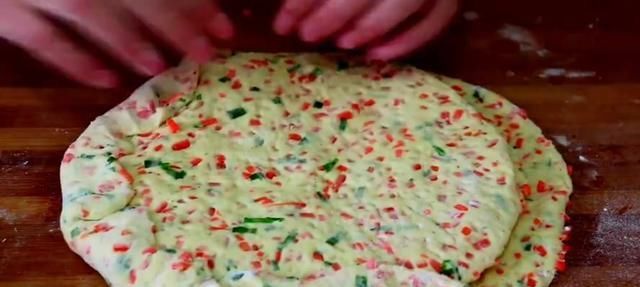 后把它|用胡萝卜做出千层饼,做出来的饼柔软多层,老人孩子都爱吃