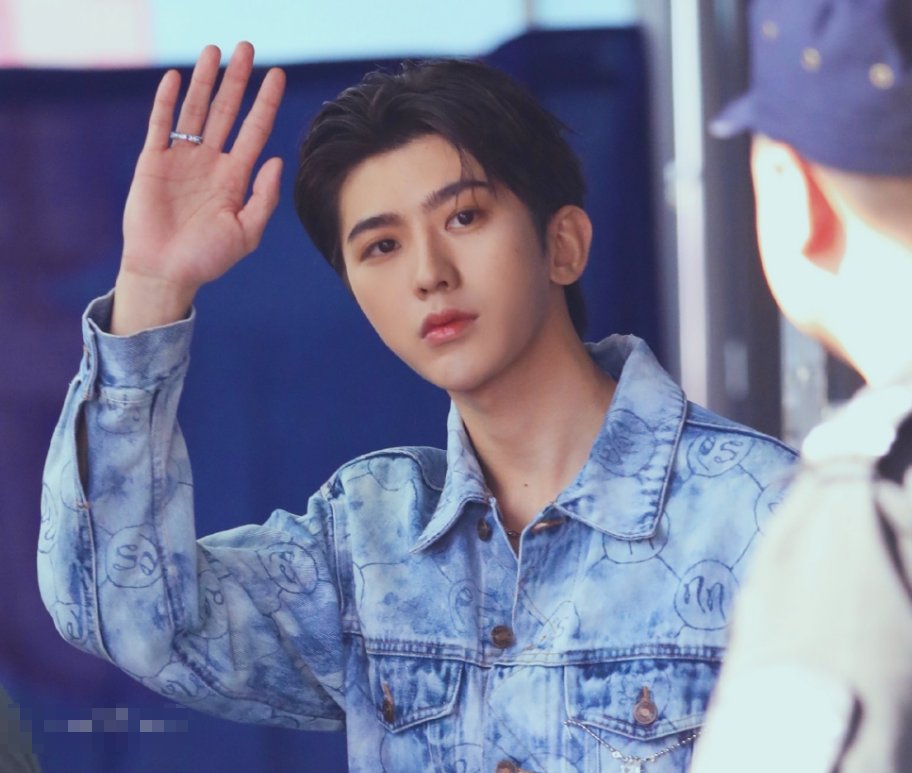  接下来|蔡徐坤录制《快本》，前来围观的粉丝们做出这个举动，暖到心里了