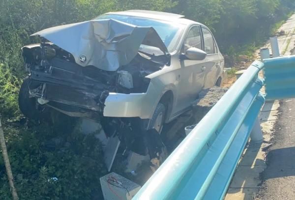  眯眼|开车时，一眯眼……