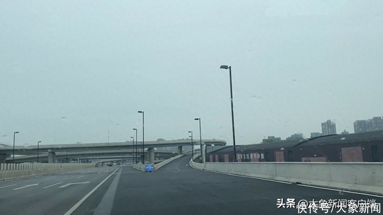 郑州京广路岔口少了“指路”路牌 司机去哪里要靠“蒙”