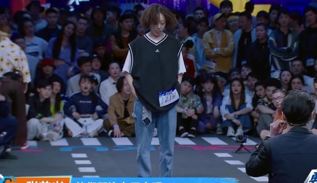  自暴自弃|张艺兴“狂”了，街舞火锅局一举动，把主持人逼到自暴自弃