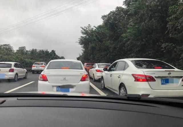 举报|神操作!路遇侵占应急车道,他们一口气拍上千张照片举报