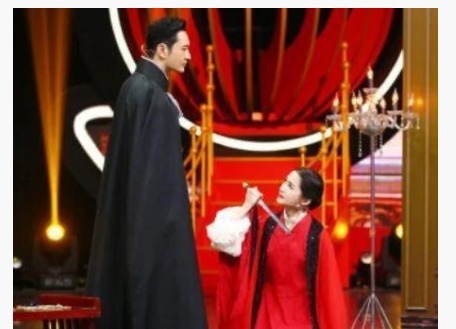  关晓彤|黄晓明将关晓彤搂入怀中，谁注意到她的手放哪素质是装不出来的