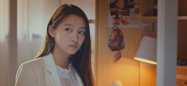  骨架|关晓彤再次证明肩宽骨架大吃大亏, 《二十不惑》她身板太显壮实了