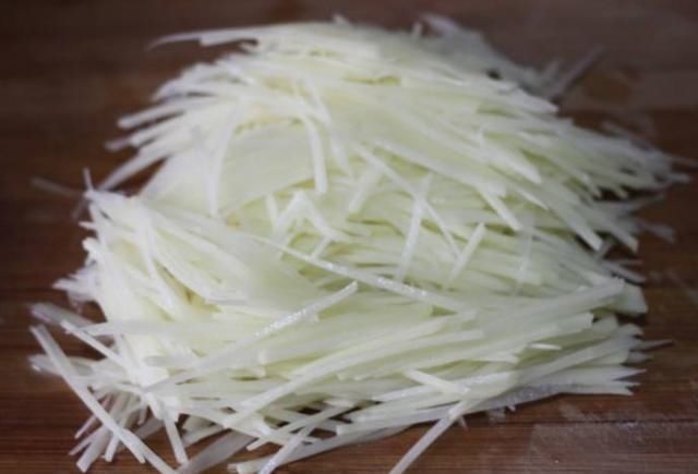 酸脆|凉拌土豆丝时,焯水后多加“这1步”,酸脆爽口又入味