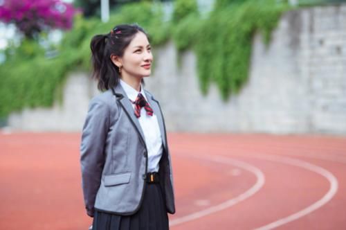 老人|44岁胡可穿学生服显清纯,一旁沙溢却穿老人鞋,被吐槽像两代人