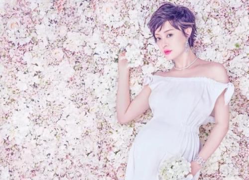 飞天奖|孙俪亮相飞天奖典礼：服装随意像女仆，化妆也遮不住沉重的眼袋