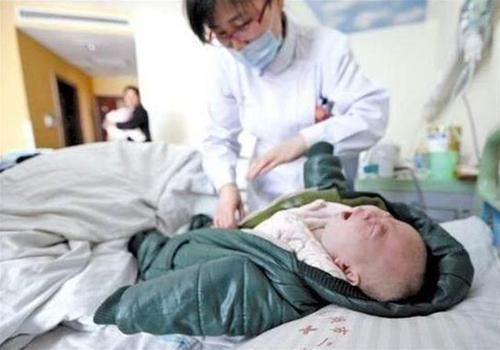 常备|孩子好奇偷喝，被医生抢救4个多小时，这个东西夏季很多家庭常备